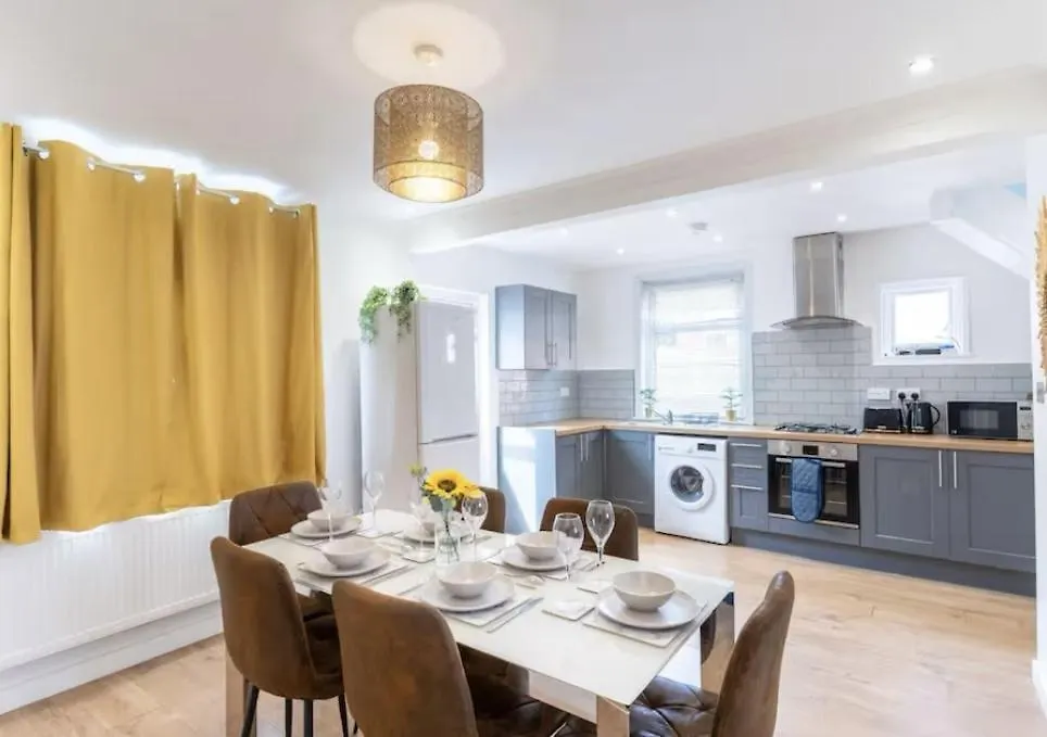 Bright, Cosy Home - 3 Beds, Parking, Virgin Wifi, Modern Home Southampton Holiday home