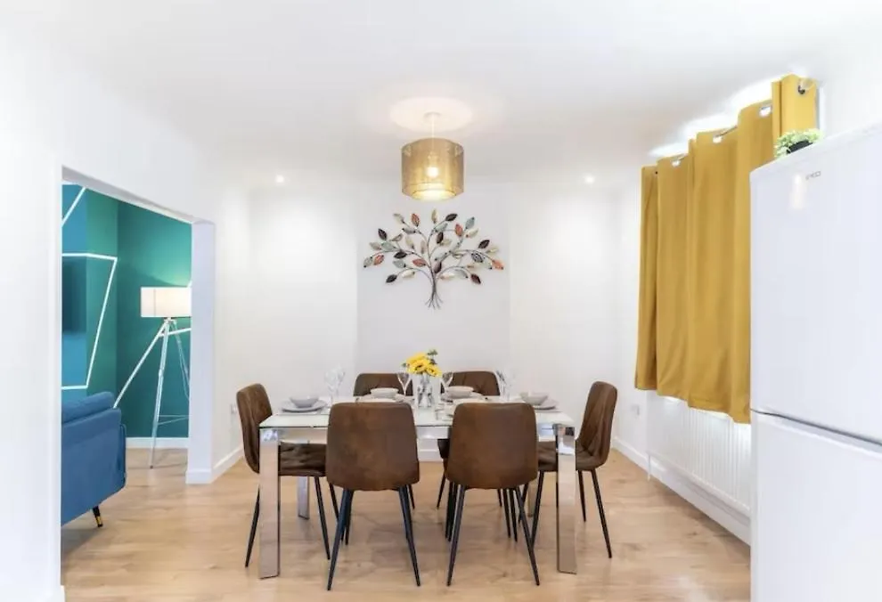 Holiday home Bright, Cosy Home - 3 Beds, Parking, Virgin Wifi, Modern Home Southampton