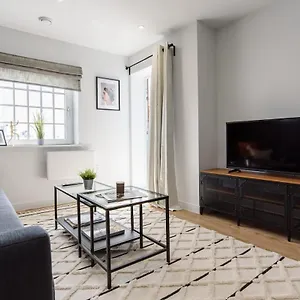 Stylish In City Centre Apartment Cardiff