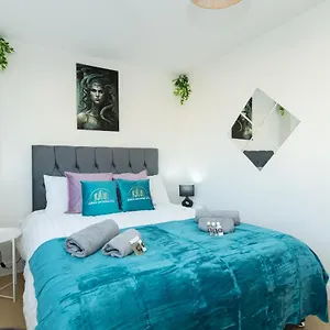 Medusa - The Gaze Of Town Apartment
