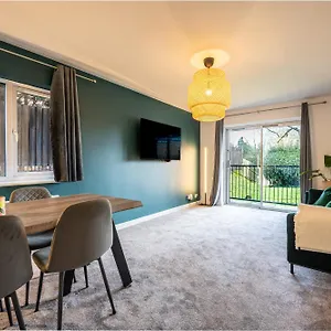 Newly Refurbished - Stylish Central Apt W/parking Apartment