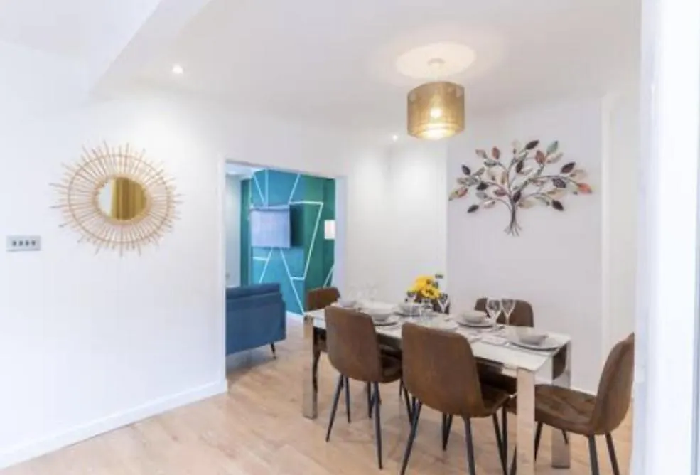 Bright, Cosy Home - 3 Beds, Parking, Virgin Wifi, Modern Home サウサンプトン 別荘